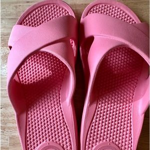 Peachy Pink Totes Everywhere Slides